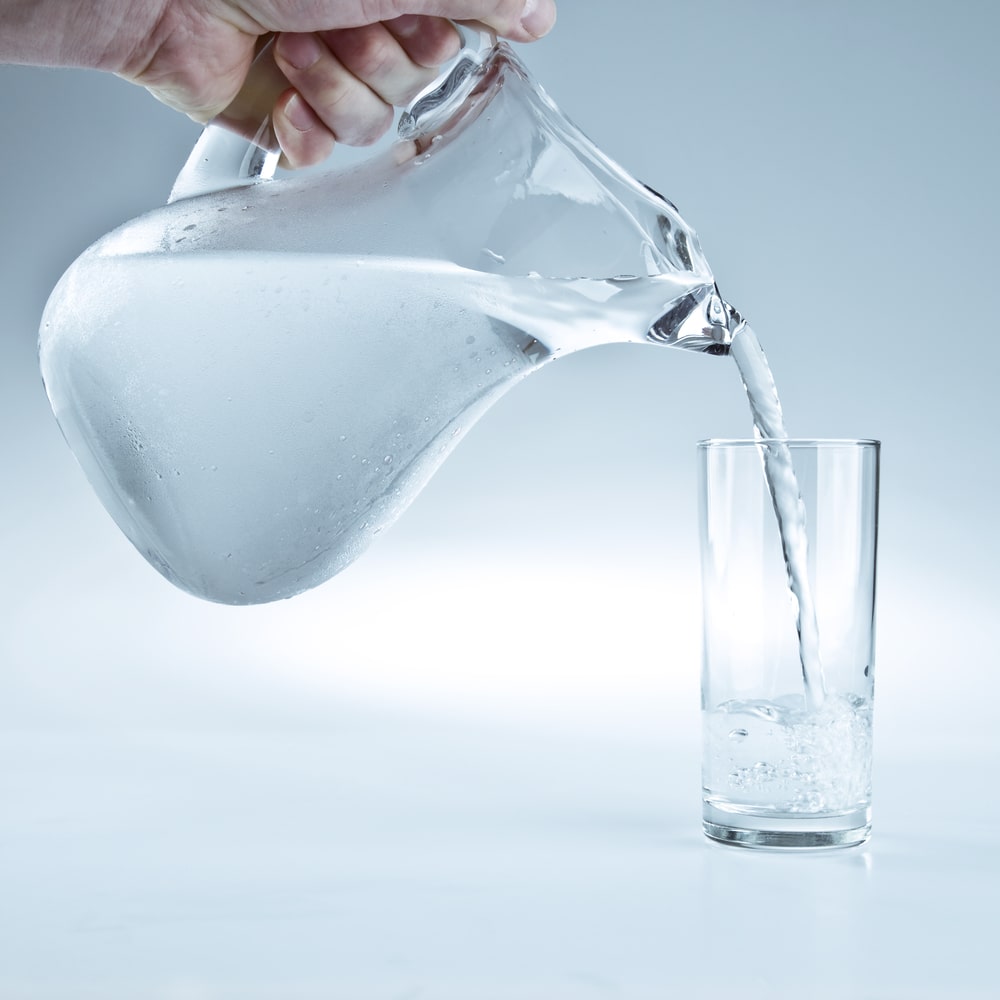 Pichet qui verse de l'eau dans un verre